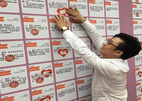 張學(xué)旺董事長參加奉賢區(qū)組織的“圓夢行動(dòng)在賢城”愛心集市活動(dòng)